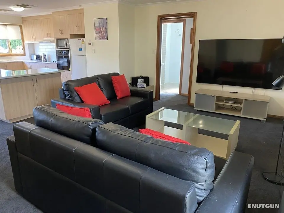 Apartments on Tolmie - Öne Çıkan Resim