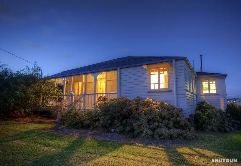Apple Blossom Cottage - Öne Çıkan Resim