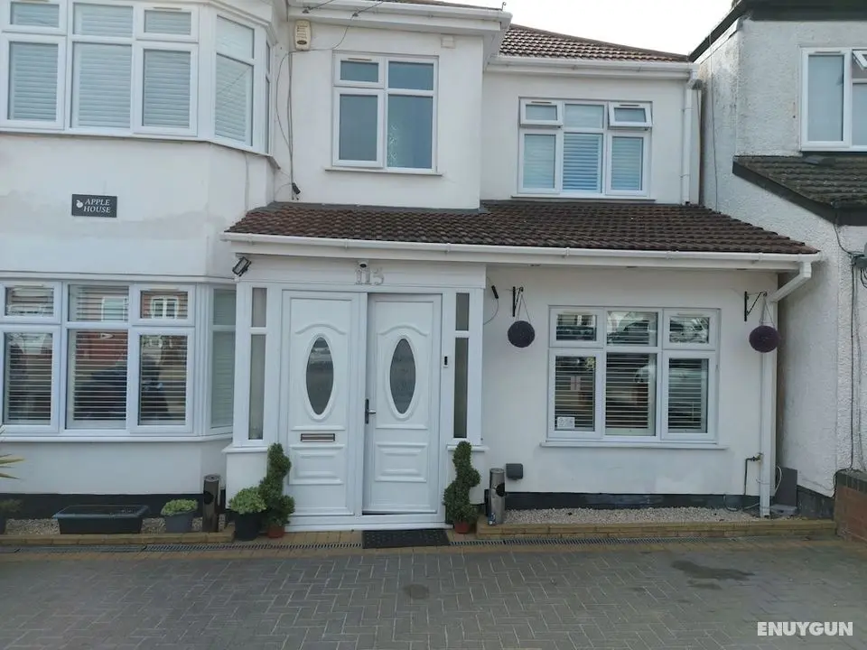 Apple House Wembley - Family Room With Shared Bathroom - Dış Mekan