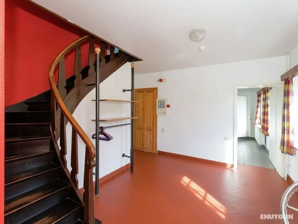 The Architecture of a Re-examined School - Lobi