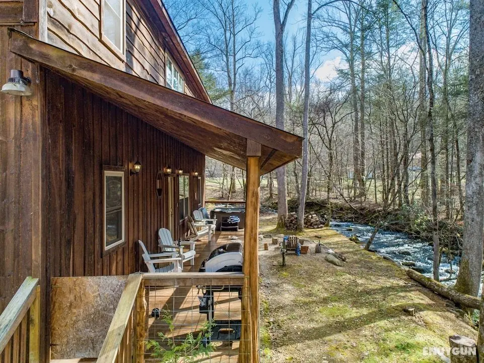 Ashberry by Avantstay Large Cabin Surrounded in Pine Tree w/ River Views & Game Room - Öne Çıkan Resim