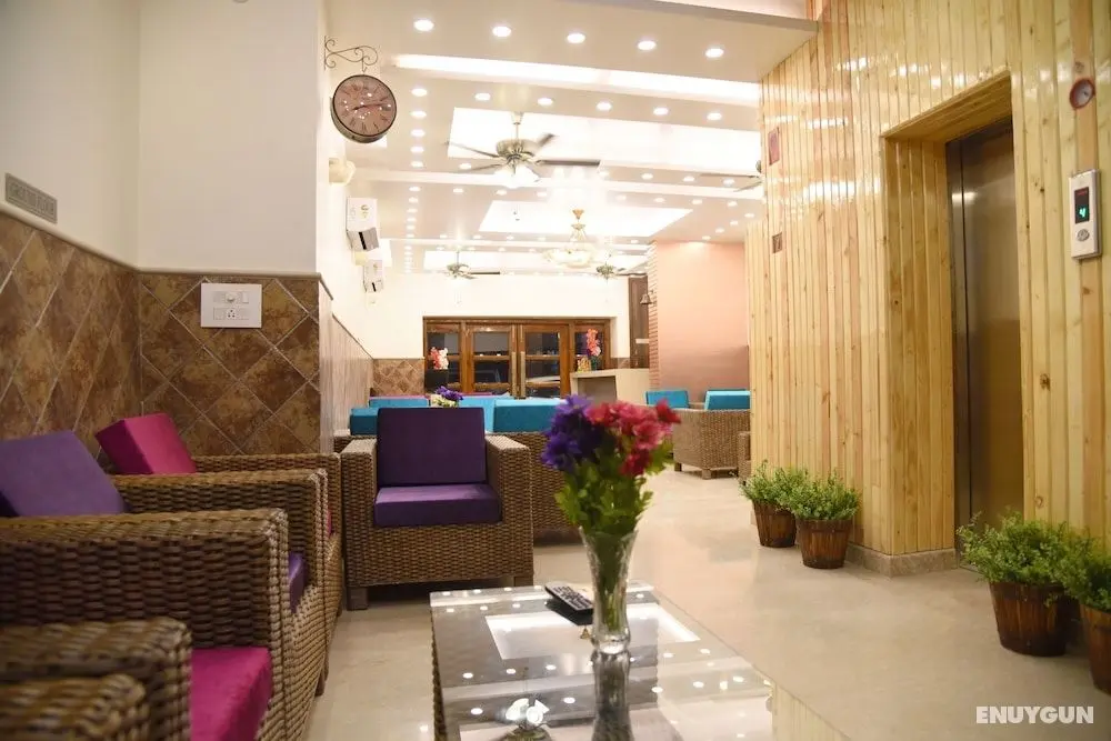 Atlanta at New Delhi Train Station - Öne Çıkan Resim