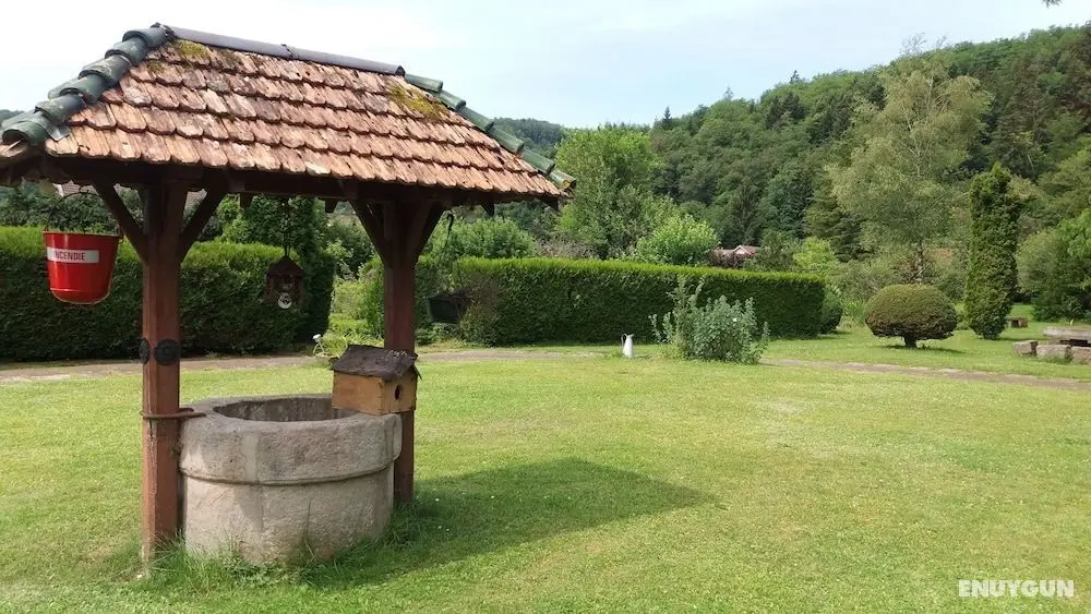 Au Pied des milles Étangs- LES CAPUCINS - Dış Mekanlar