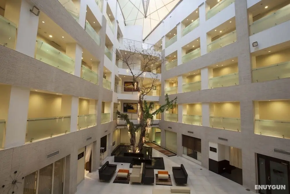 Avalon Courtyard - Öne Çıkan Resim