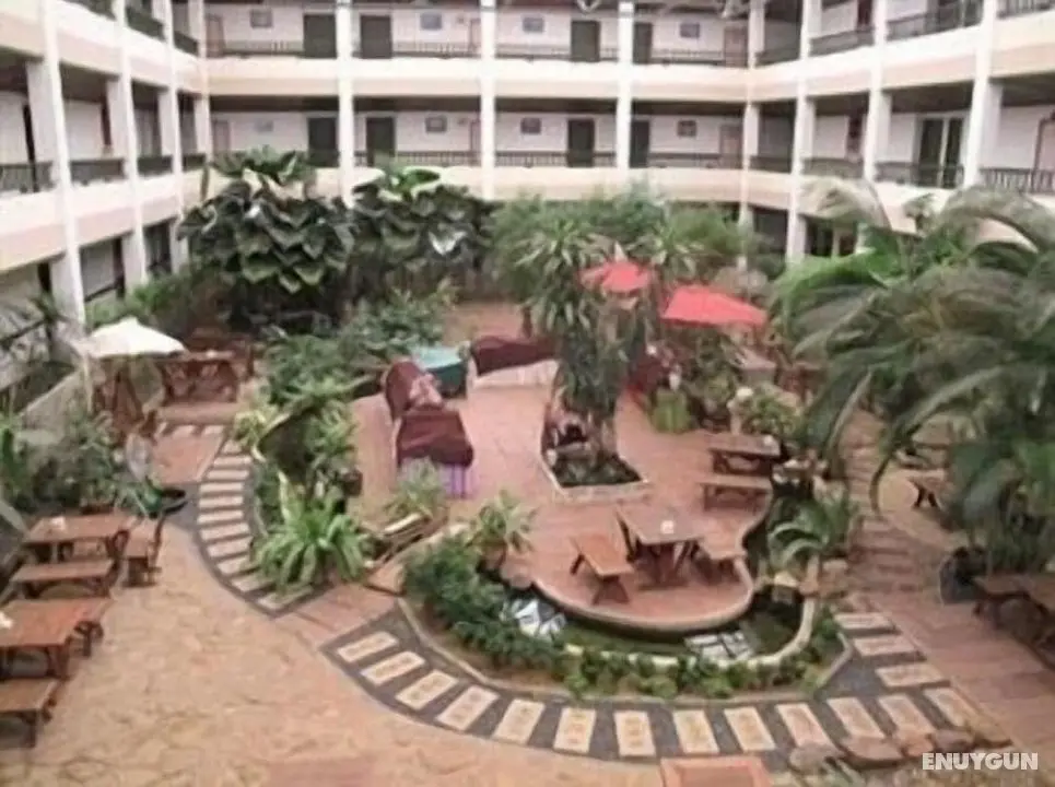At Ayutthaya Hotel - Öne Çıkan Resim