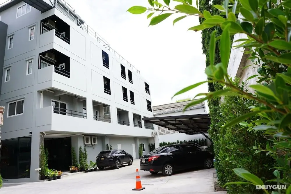 B-Black Hotel Chonburi - Dış Mekan