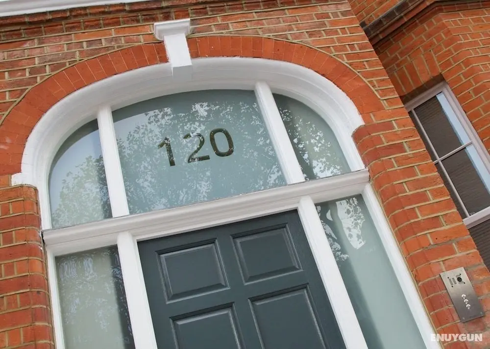 Barons Court Apartments by Flying Butler - Öne Çıkan Resim