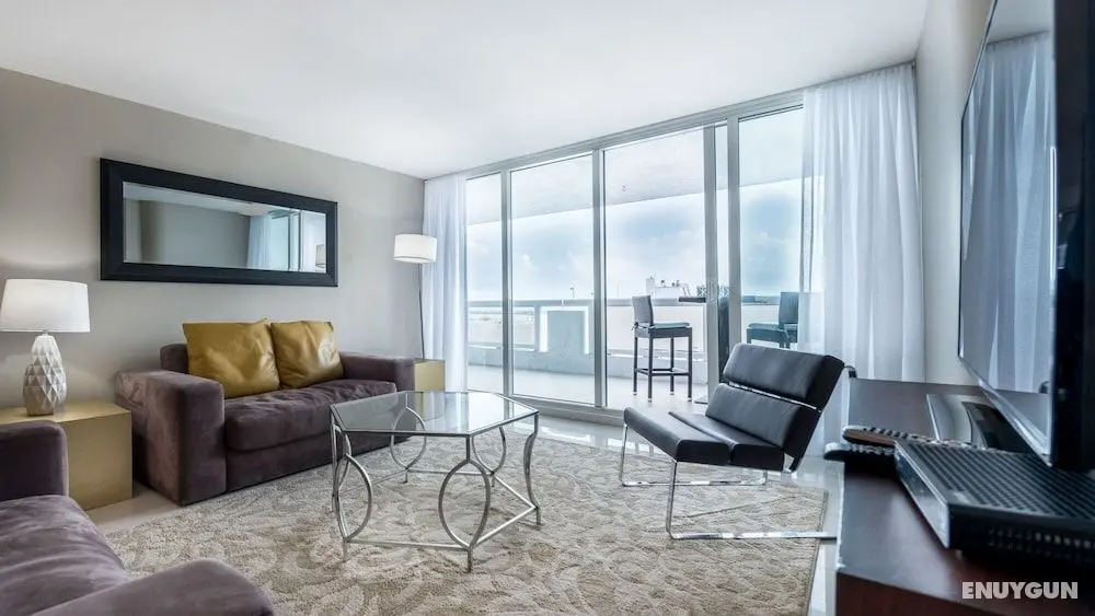Bay Overlooking Condo With Balcony - Öne Çıkan Resim