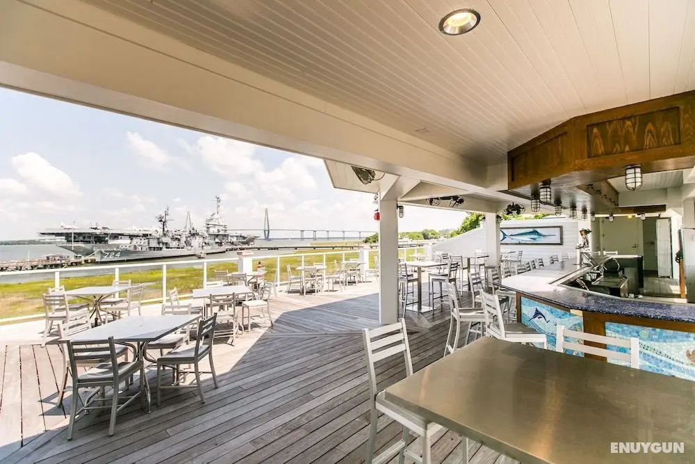 The Beach Club at Charleston Harbor Resort and Marina - Bar