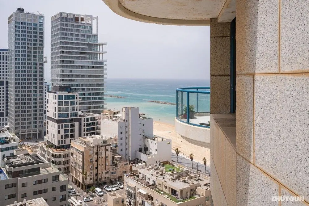 Beachfront with Balcony and Pool Access - Oda Manzaraları