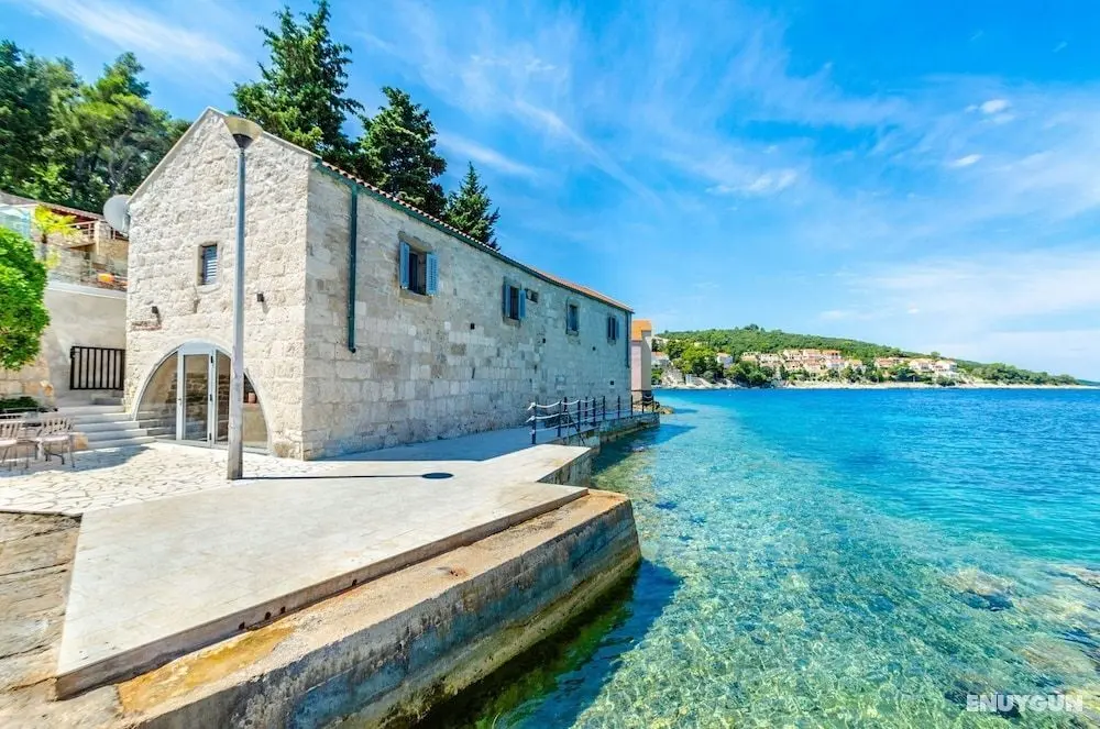 Beachfront Villa Gabriela with Pool - Öne Çıkan Resim