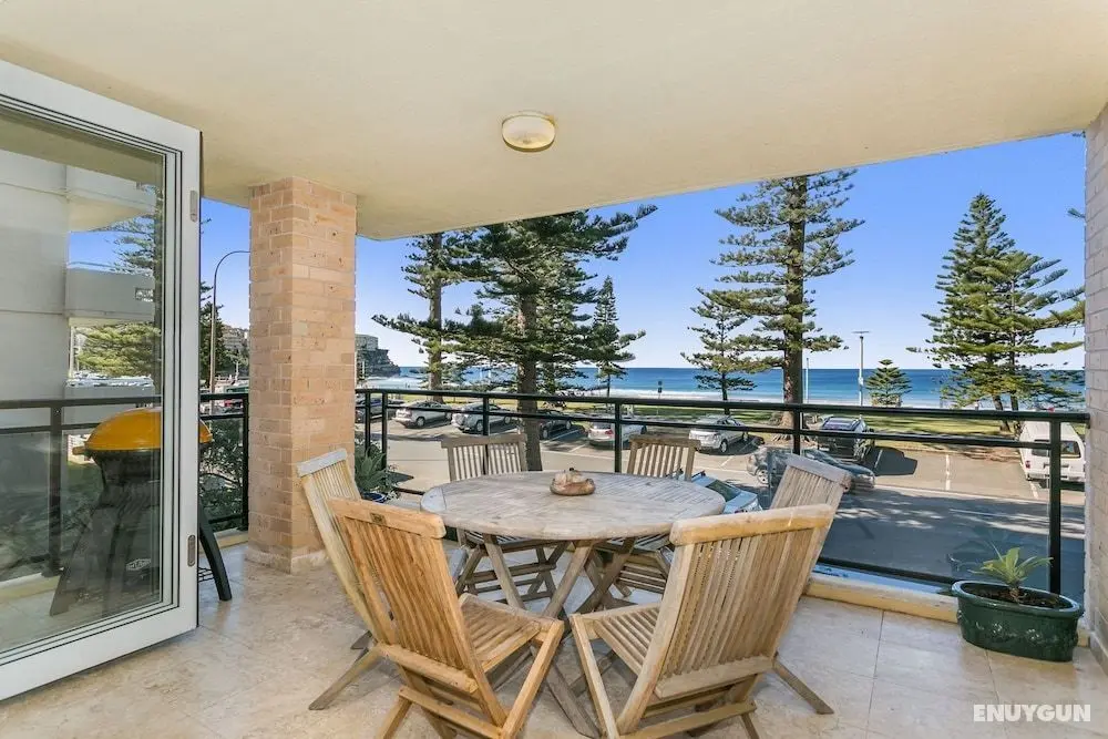 Beachfront on Golden Mile - Öne Çıkan Resim