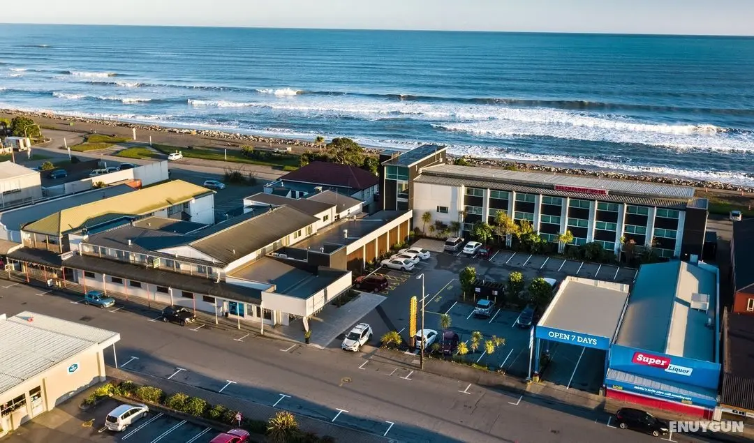 Beachfront Hotel - Öne Çıkan Resim