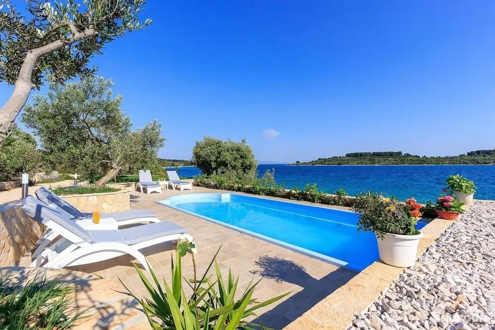 Beachfront Luxury Villa w. Pool & Large Garden - Öne Çıkan Resim