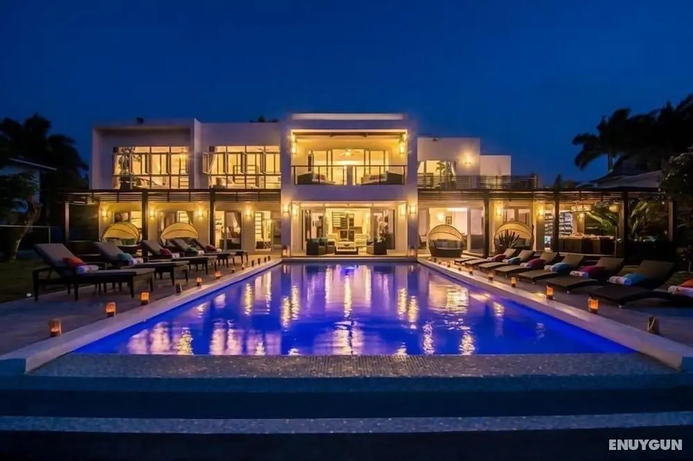 Beachfront Modern Montego Bay , Pool, Grill, Water Sports Etc. ! - Öne Çıkan Resim