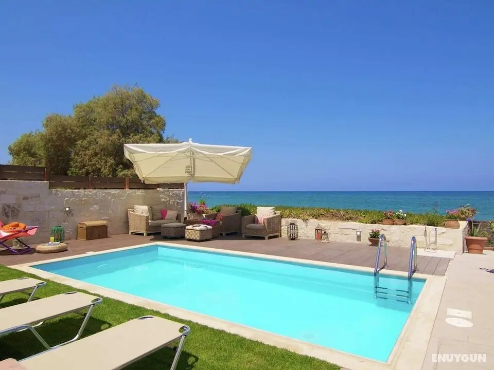 Beachfront Villa in Rethymno With a Private Pool and Garden - Öne Çıkan Resim