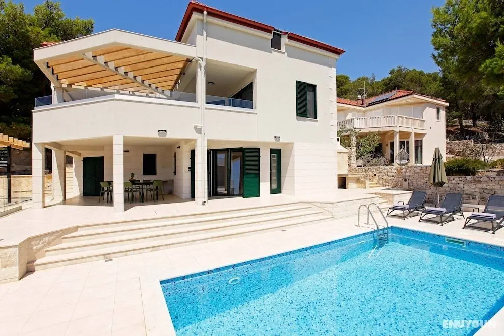 Beachfront villa Senses for 12 in Milna - Öne Çıkan Resim