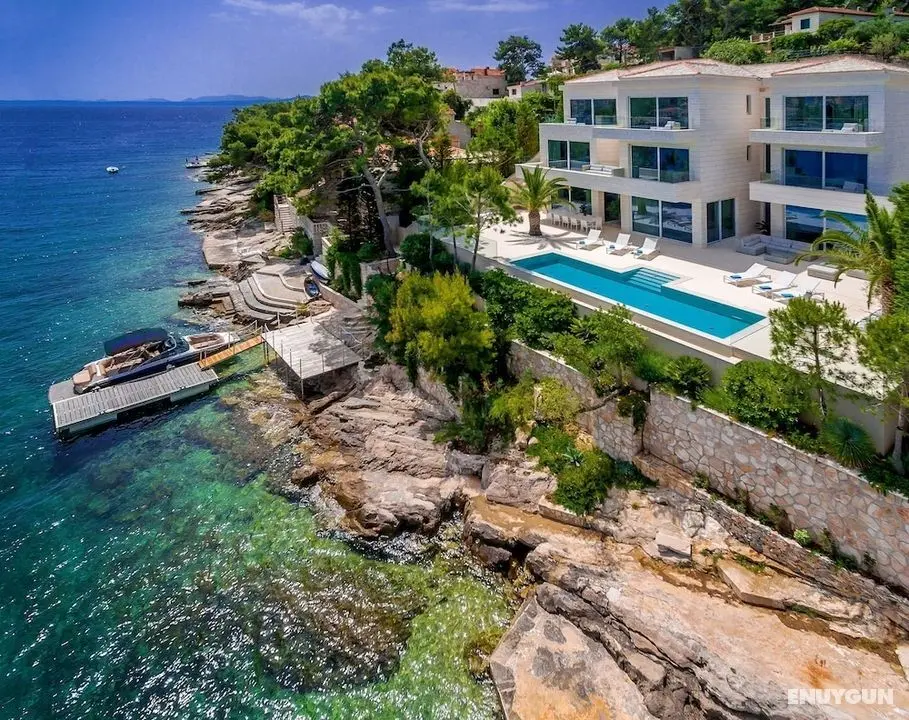 Beachfront Villa Seven Sins with Pool - Öne Çıkan Resim