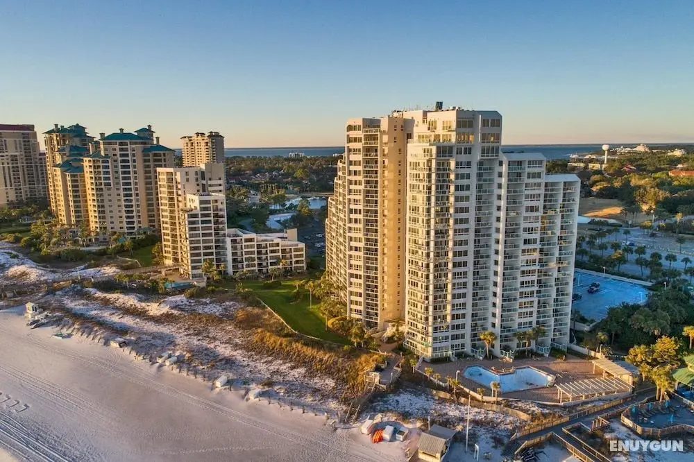 Beachside Towers at Sandestin by Panhandle Getaways - Plaj