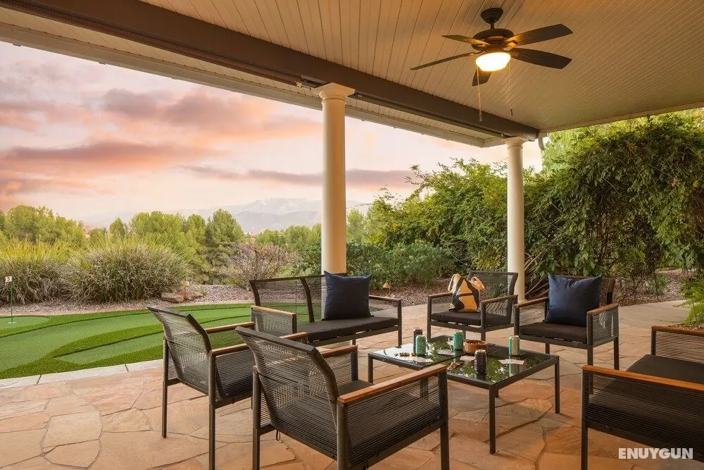 Bear Bridge by Avantstay Hilltop Haven in Temecula w/ Views, Putting Green & Hot Tub - İç Mekan