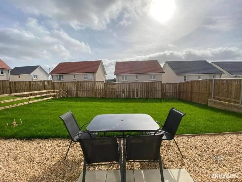 Beautiful 4 Bedroom 3 Beds House in Glasgow - Oda Düzeni