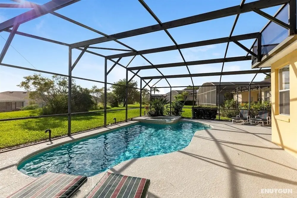 Beautiful 4 Bedroom, 4.5 Bathroom Villa on a Large Corner lot With South Facing Pool & Spa - 502 - Oda