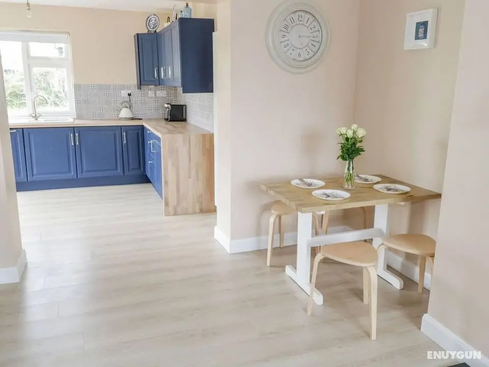 Beautiful Cottage With Gardens, Patio & Fireplace - Öne Çıkan Resim