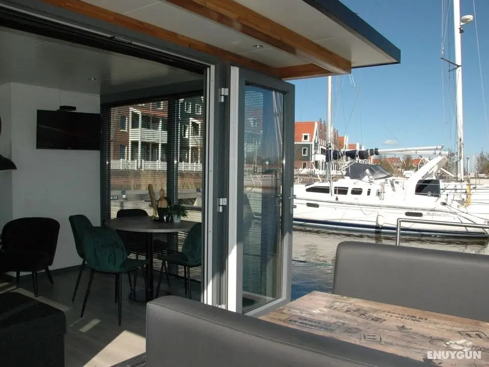 Beautiful Houseboat in the Harbour of Volendam Near Centre - Öne Çıkan Resim