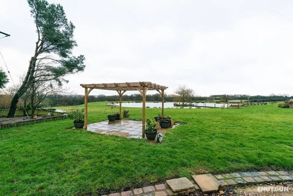 Beautiful Luxury Cottage on Lake Side, England - Dış Mekan