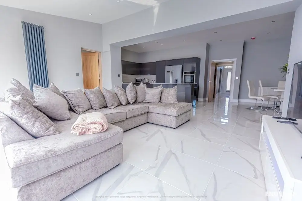 Beautiful Modern Open Plan Living With Hot Tub - Öne Çıkan Resim