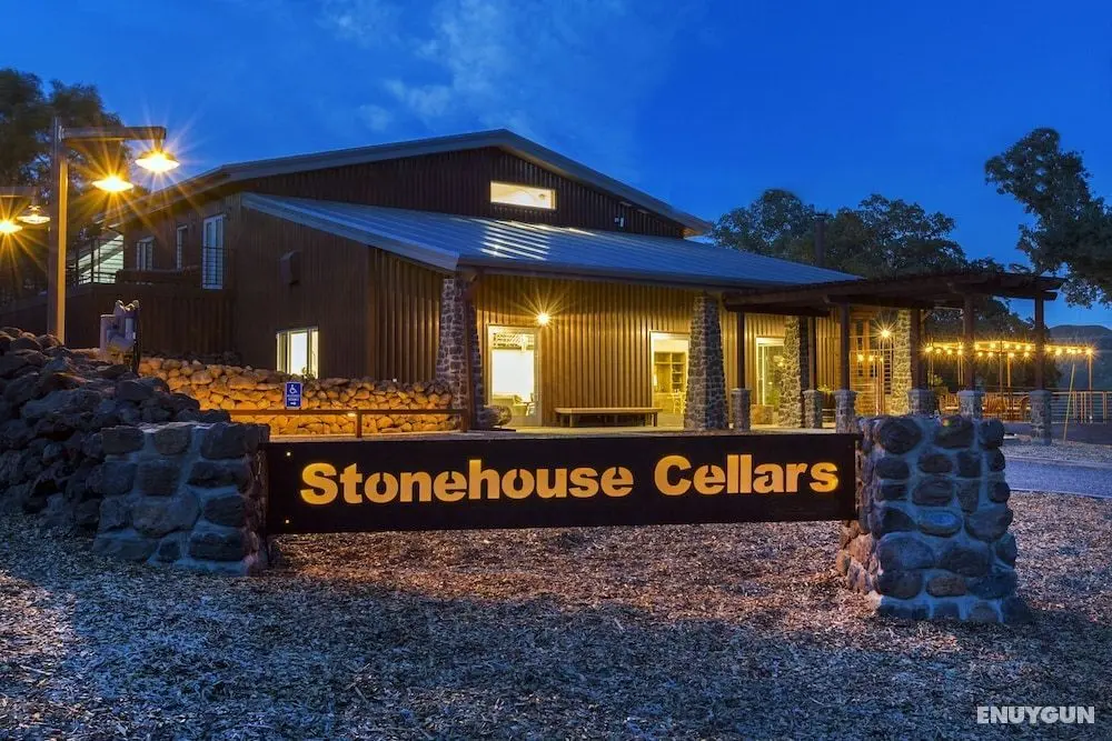 Bed & Barrel at Stonehouse Cellars - Öne Çıkan Resim