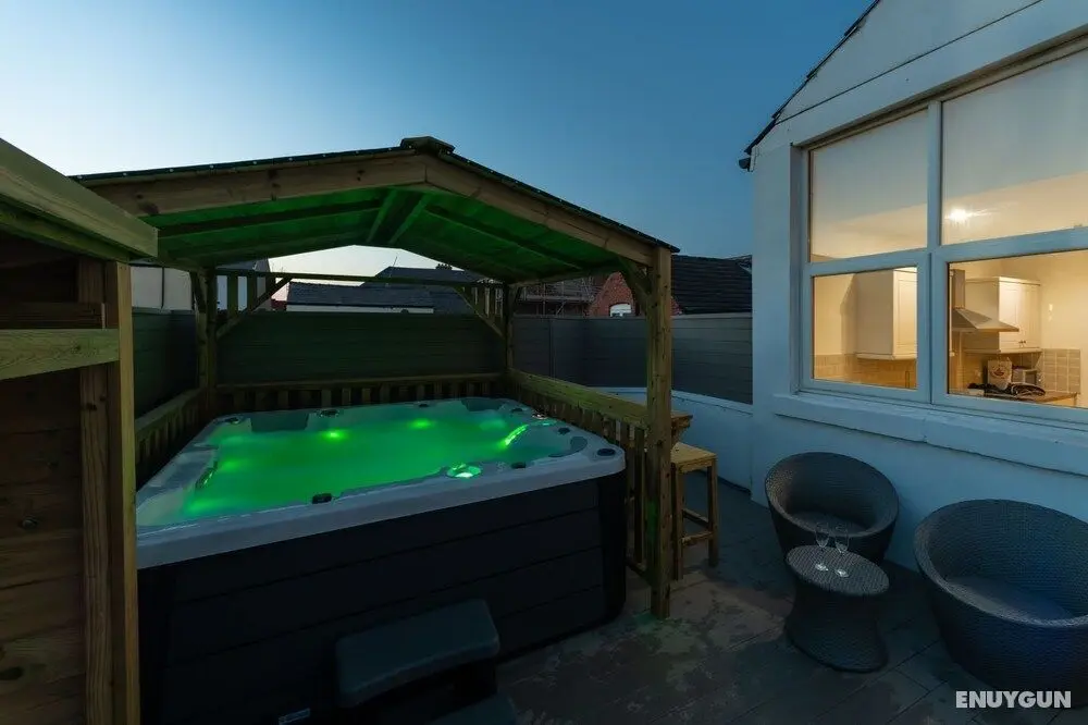 THE Bells hot tub on Private Terrace Apartments - Havuz