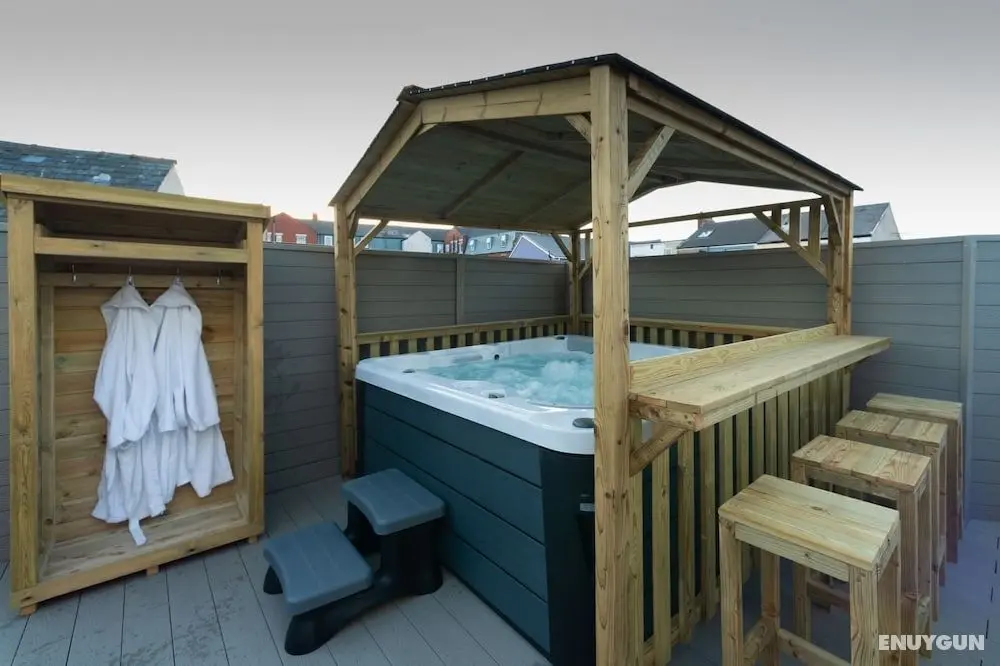 THE Bells hot tub on Private Terrace Apartments - Öne Çıkan Resim