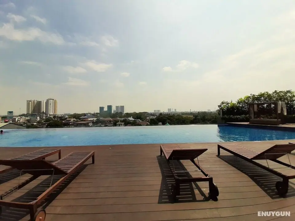 Best Location Studio Apartment at Springwood Residence - Havuz
