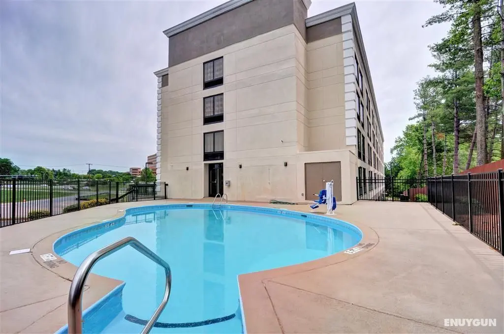 Best Western Plus Hanes Mall Hotel - Havuz