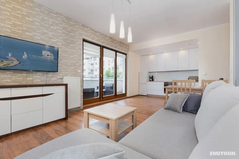 Black&white Apartments by Renters - Öne Çıkan Resim