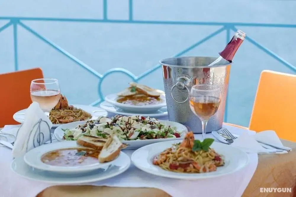 Blue Heaven Hotel - Öne Çıkan Resim