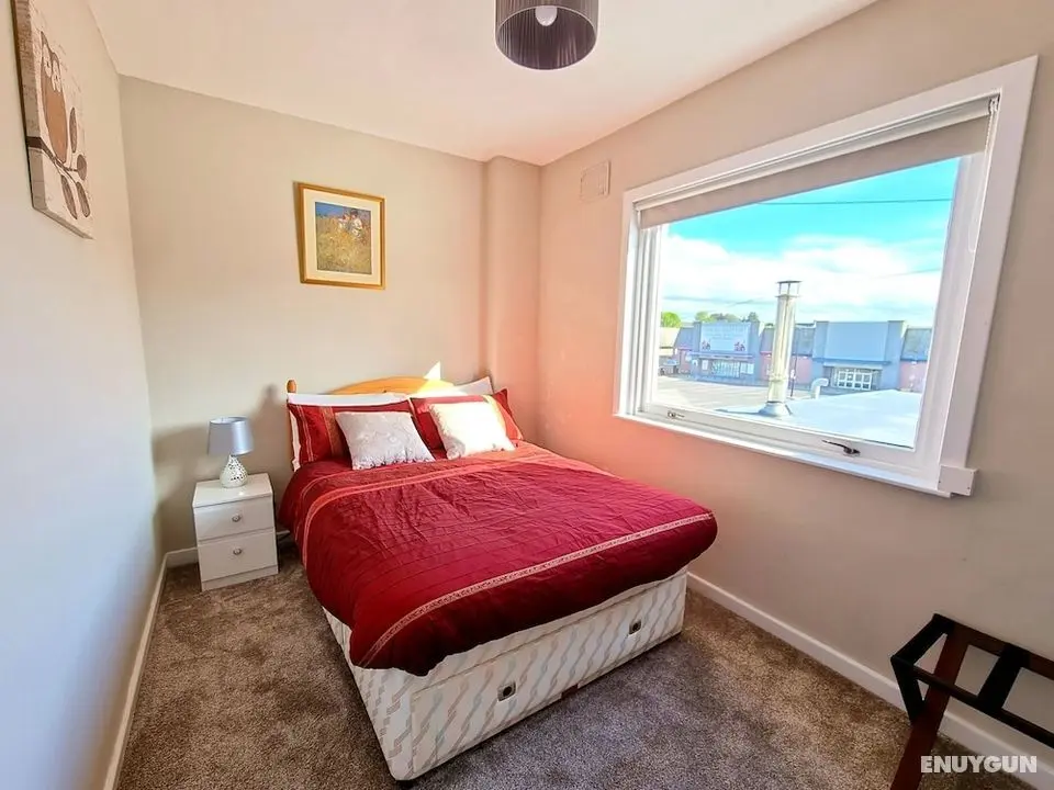 Bright 4 Bed Family Home by the Canal - Oda