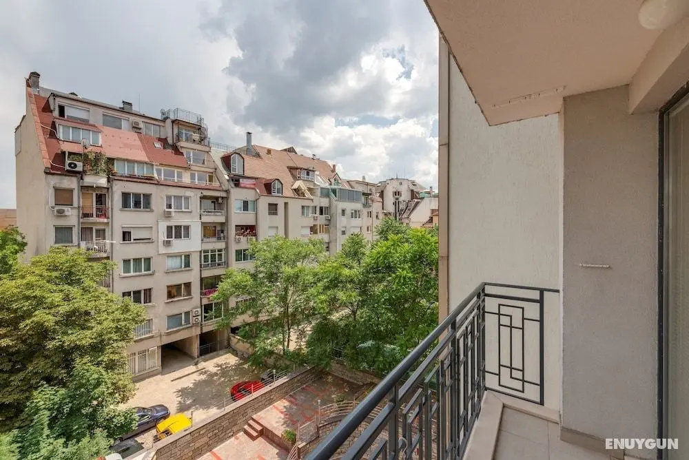 Bright and Newly Refurbished Apartment Near Center - Dış Mekan