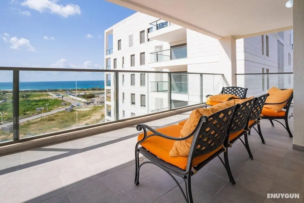 Bright Sunny Holiday Home with Sea Views - Oda Manzaraları