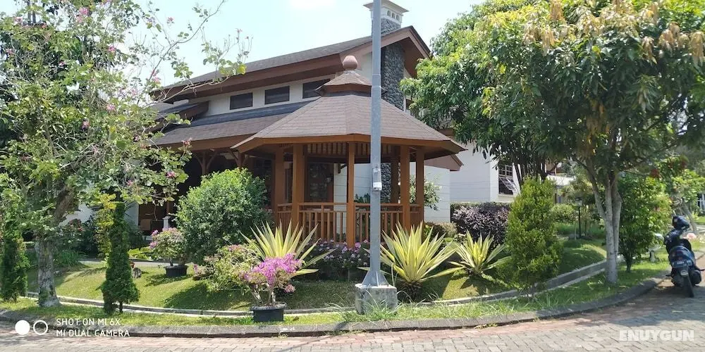 Villa Bumblebee 2 – Little Venice Puncak - Öne Çıkan Resim
