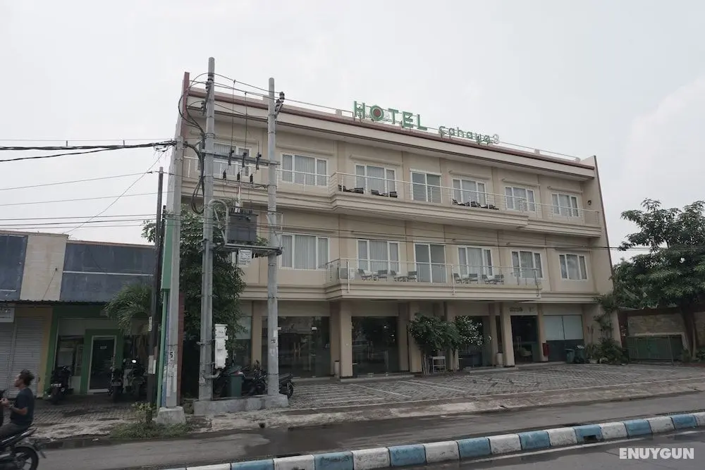 Cahaya 3 Hotel Near Juanda Airport - Dış Mekan