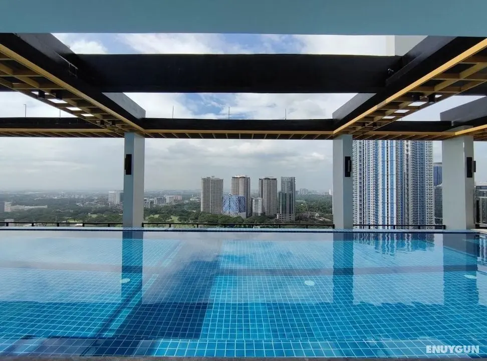 Capital O 804 The Residences at Bonifacio Civic Center - Havuz