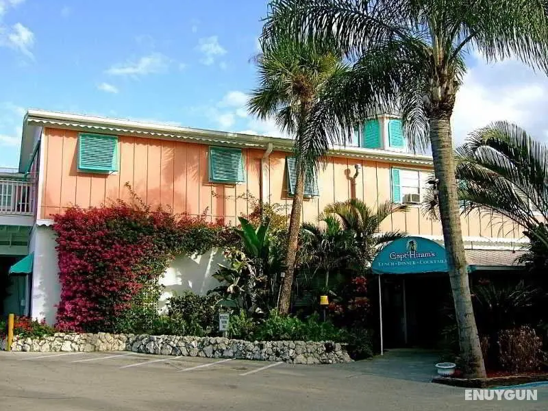 Capt Hiram's Resort - Genel