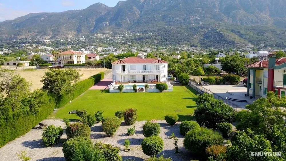 Captivating 5-bed Villa With Private Pool & Garden - Öne Çıkan Resim