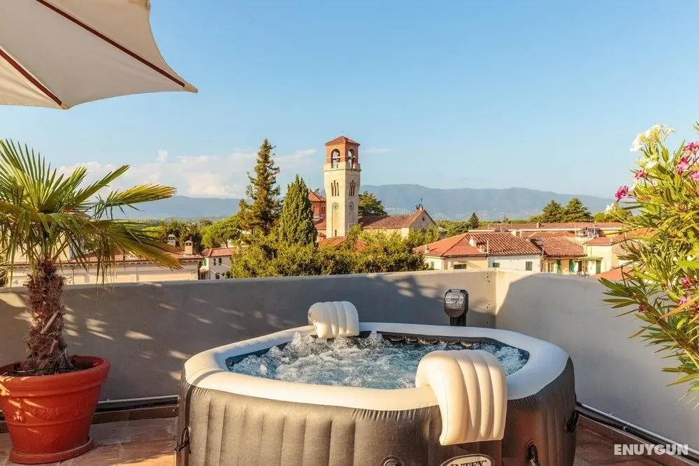 Casa Dieter a Superb 2 Bedrooms Apartment With Grand Terrace and Private Parking in Central Lucca - Oda