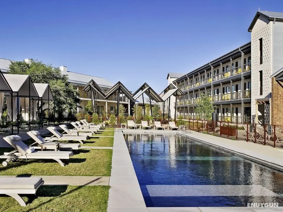 Cavalry Court, by Valencia Hotel Group - Havuz