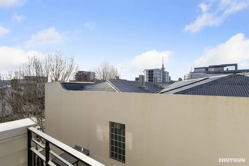 CBD Spacious 3 Storey Terrace House - Oda Düzeni