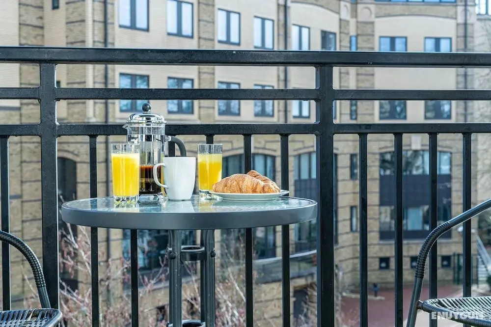 Celador Apartments - Riverside House Serviced Apartments - Oda Düzeni