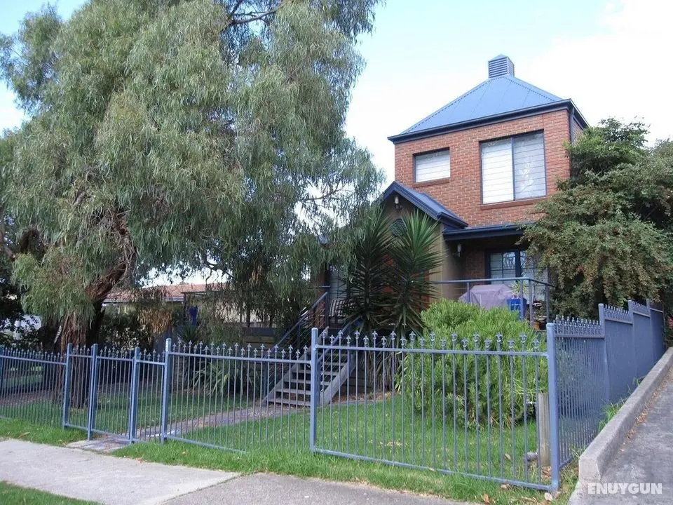 Central Holiday House at 29 Church in Cowes - Dış Mekan